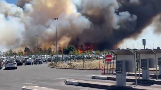 Twee brandweermannen komen om bij natuurbrand bij luchthaven Bordeaux, vlammen gaan richting gebouwen