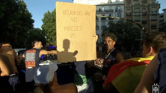 Lamine Yamal drijft de spot met Paredes tijdens WK-huldiging