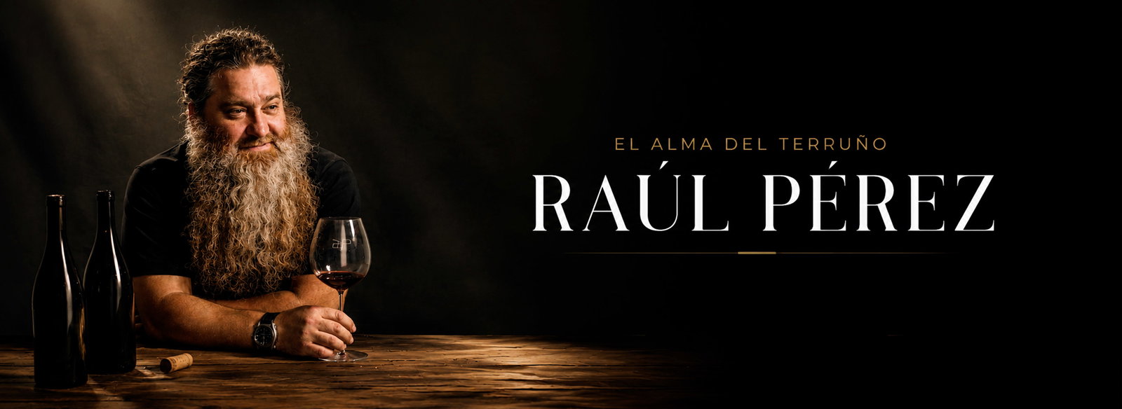 Promotional banner: bearded man with long grey beard holding a red wine glass at a wooden table with bottles, text 'RAÚL PÉREZ'