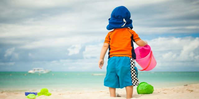 Petit enfant à la plage bien protégé