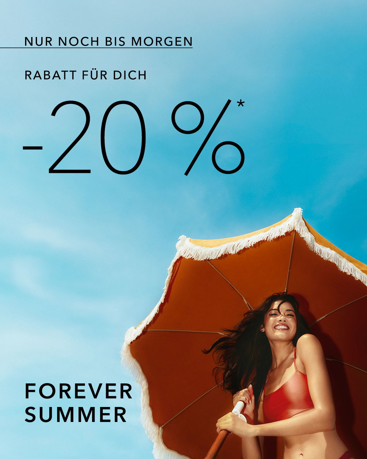 Werbegrafik mit blauem Himmel und Strandszene. Zwei lachende Frauen in Sommerkleidung bzw. Badebekleidung spielen am Strand. Darüber steht auf Deutsch: Rabatt für dich“ und „-20 %*“. Darunter: „Alle Aktionsartikel sind bereits reduziert – sicher dir deine Must-haves für den Sommer!“
