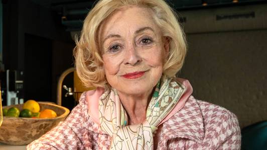 Leah Thys (81) is ongeneeslijk ziek en moet gas terugnemen in ‘Thuis’: “Maar ik blijf spelen tot ik niet meer kan”