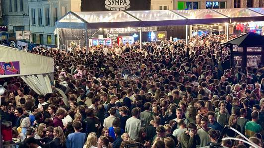 Zo druk was het wellicht nog nooit op de Gentse Feesten: massa op en rond Vlasmarkt ongezien groot