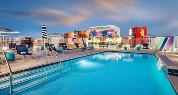 Hotel Stay w/ Rooftop Pool & Breakfast. Minutes From The Strip