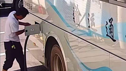 Onthutsend ongeluk toont wat gebeurt wanneer beveiliging hapert tijdens opladen voertuig