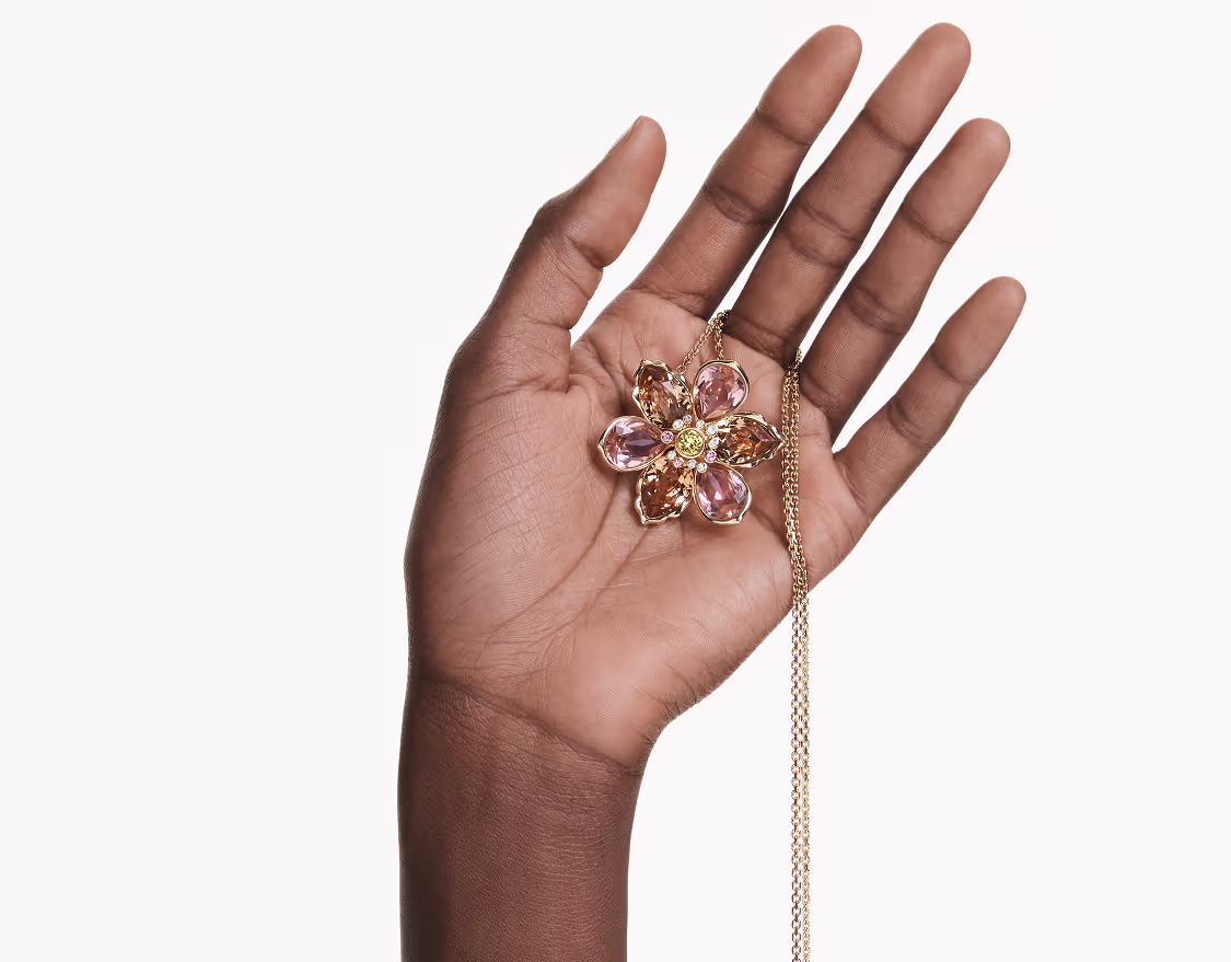 De hand van een model met een Swarovski Idyllia-hanger