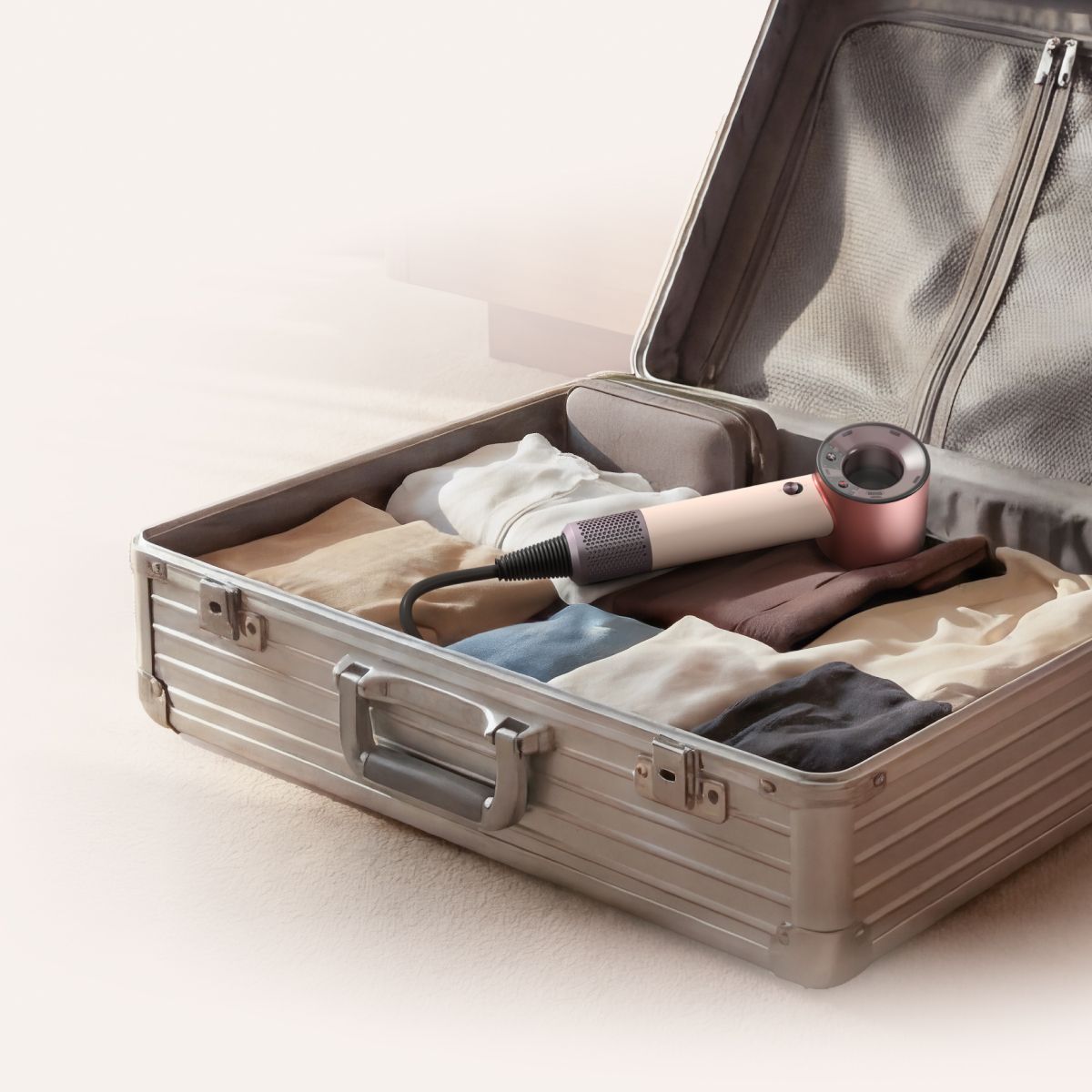 Generating response Copilot said:  Secador Dyson Supersonic™ Travel dentro de una maleta.