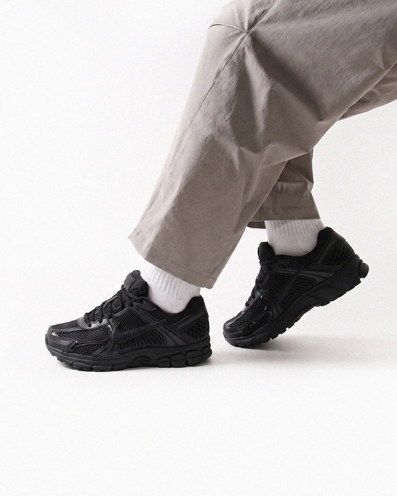 Nike Zoom Skylon 11.

Directas del archivo de finales de los 2000. Las Zoom Skylon 11 recuperan una silueta de running con malla transpirable, amortiguación Air Zoom y mediasuela Cushlon para combinar comodidad y estética Y2K en el día a día.

Disponible en C/Paseo, 23_Ourense y en 4elementos.com

#4elementos #nike #zoomskylon11 #y2k #newin