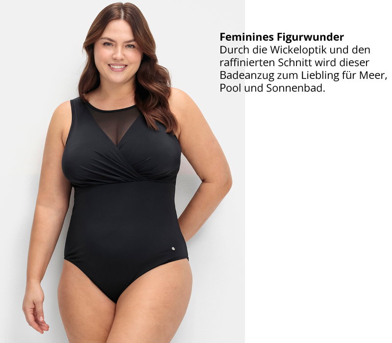 Ein Model trägt einen schwarzen Badeanzug in Wickeloptik mit halbtransparenten Einsatz am Ausschnitt. Daneben folgender Text: Feminines Figurwunder. Durch die Wickeloptik und den raffinierten Schnitt wird dieser Badeanzug zum Liebling für Meer, Pool und Sonnenbad.