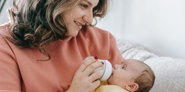 Maman donnant le biberon à son bébé