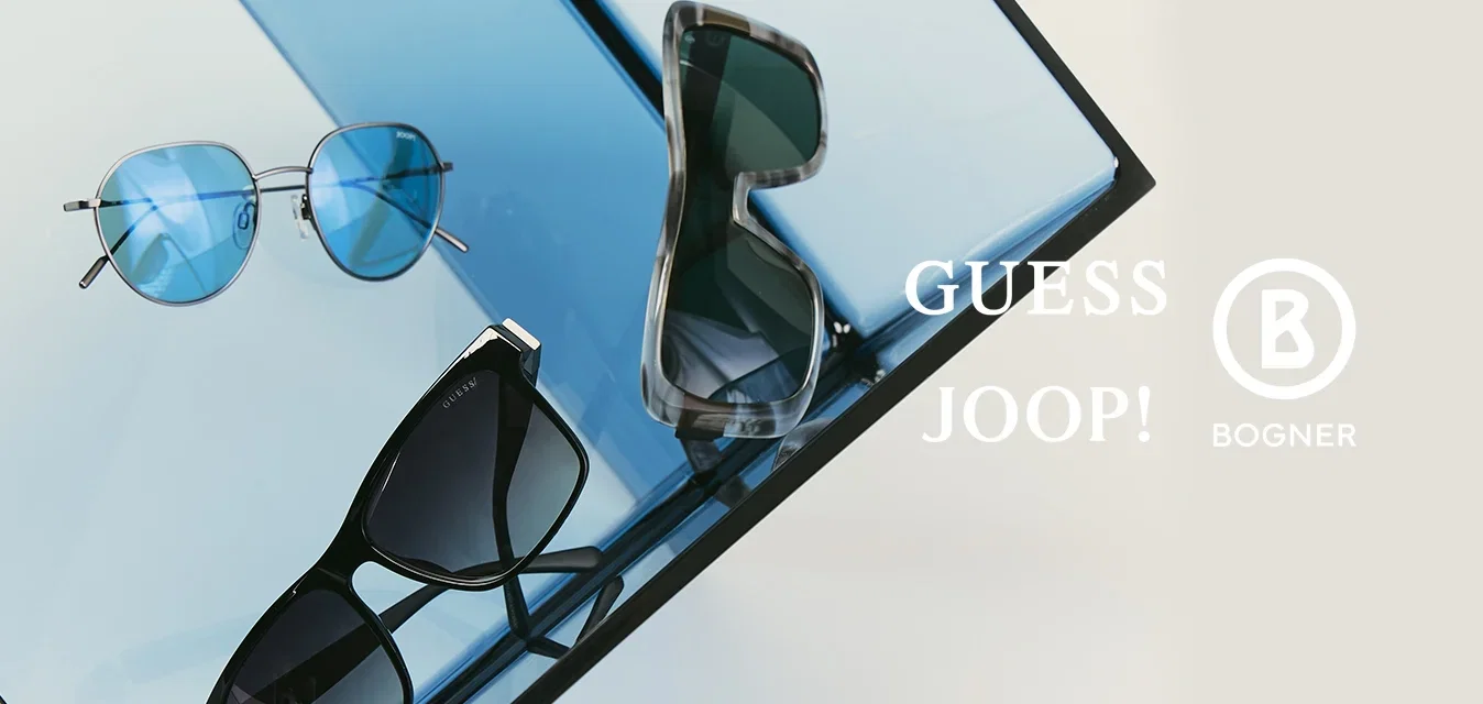 Trois paires de lunettes de soleil avec différents styles de monture et couleurs de verres reposant sur des panneaux de verre bleu inclinés et réfléchissants.