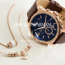 Montre bracelet en cuir marron avec un cadran bleu et des accents en or rose ; montre à bracelet en maille argentée avec un cadran orné de cristaux ; colliers délicats en or rose.
