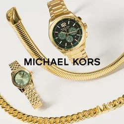 Quatre accessoires en or comprennent une montre en or avec un cadran vert, un bracelet en chaîne épais en or, et deux bracelets flexibles en or avec des textures lisses.