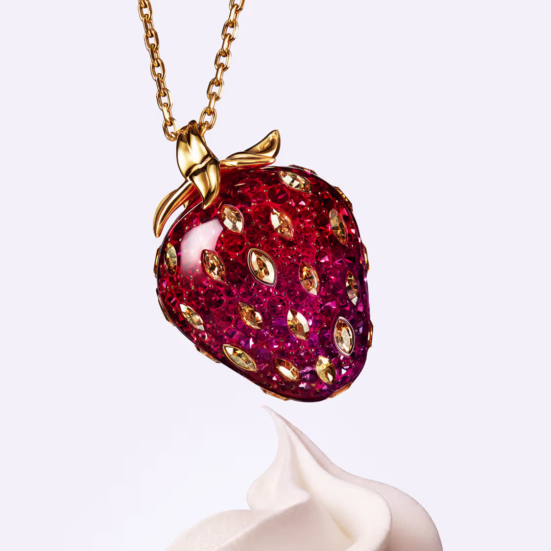 Colgante Idyllia de Swarovski, tallas mixtas, fresa, roja, baño en tono oro