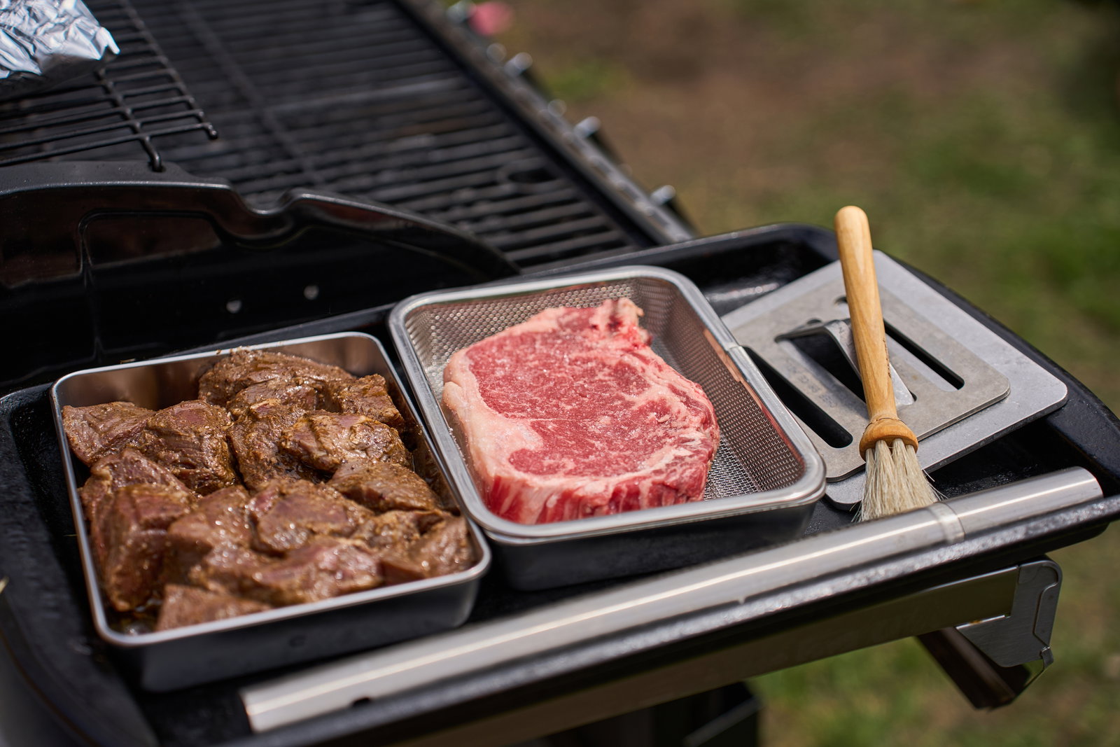 meat sitting in Arnest prep pans.