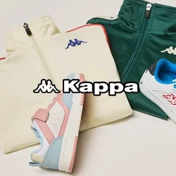 Chándales Kappa en verde y crema, con detalles en rojo, combinados con zapatillas blancas con acentos azules y zapatillas de ante rosa y azul.