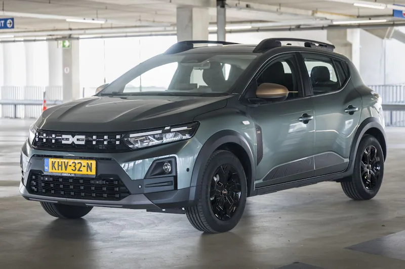De Dacia Sandero en Tesla Model Y vechten elkaar de tent uit: wie wordt de winnaar?
