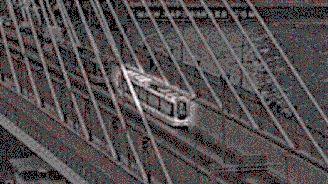 Beelden tonen hoe twee trams botsen op Erasmusbrug in Rotterdam: vijftien gewonden, onder wie één zwaargewonde