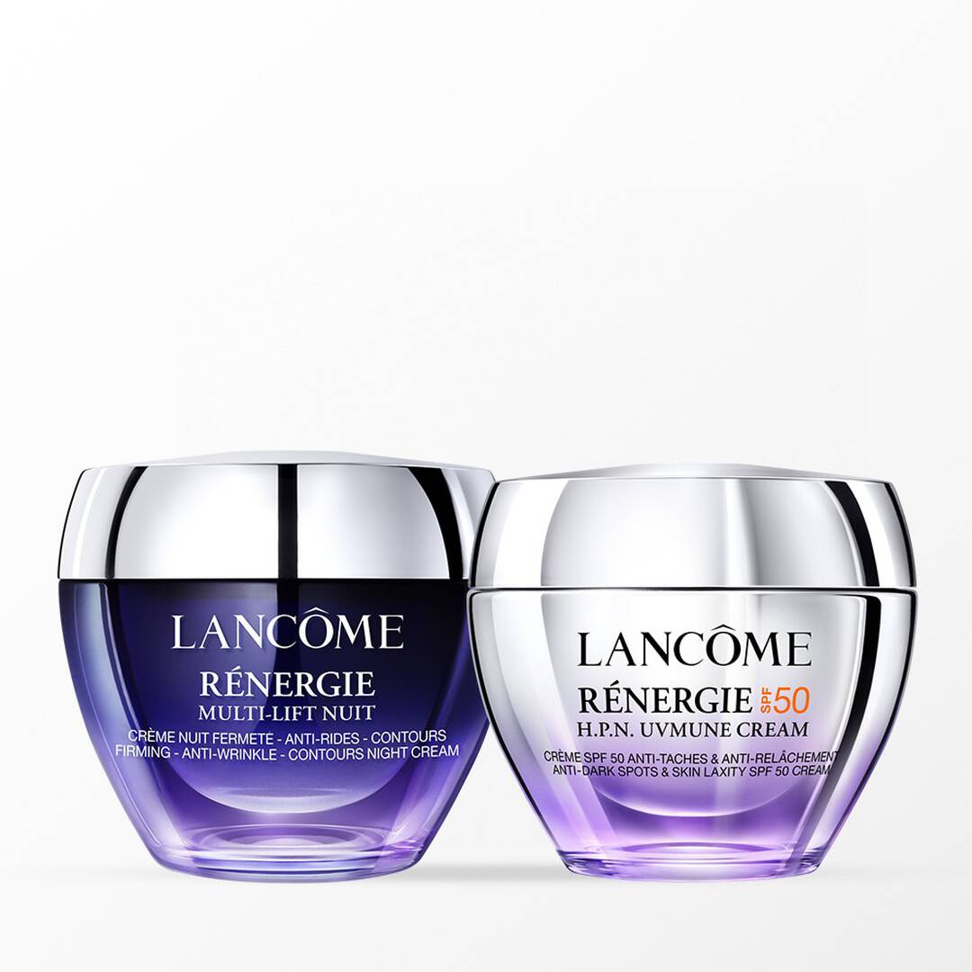 Due vasetti di crema Lancôme Rénergie, Multi-Lift Nuit e H.P.N. Uvmune SPF 50, viola e argento su sfondo bianco