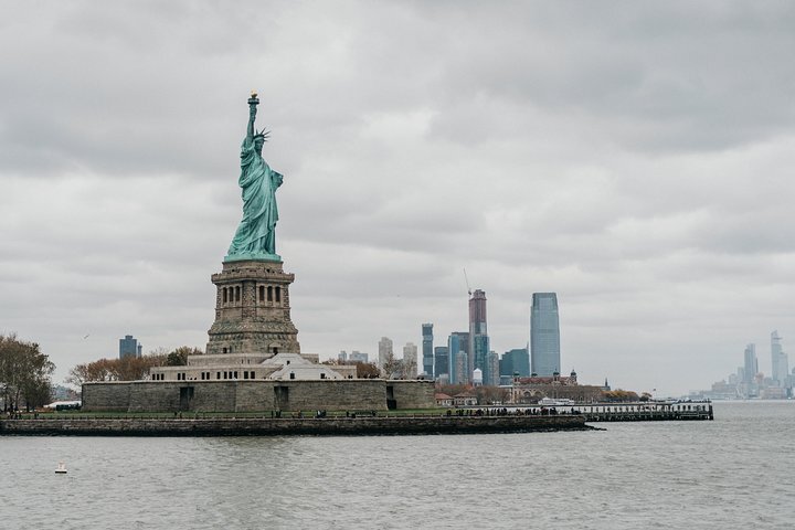 Página del producto para Excursión a la Estatua de la Libertad y la Isla Ellis con entrada de ferry reservada