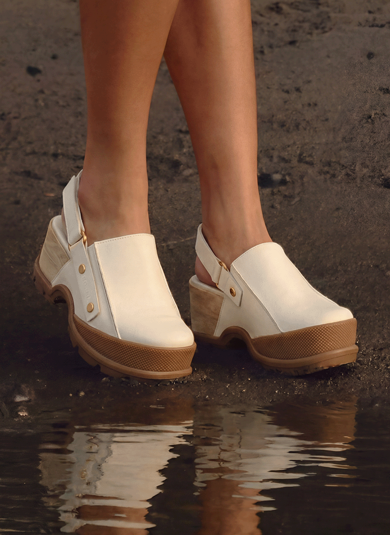 Roam’n Clog™ RBR Women's Shoe in Snow & Gum, knee down shot by water