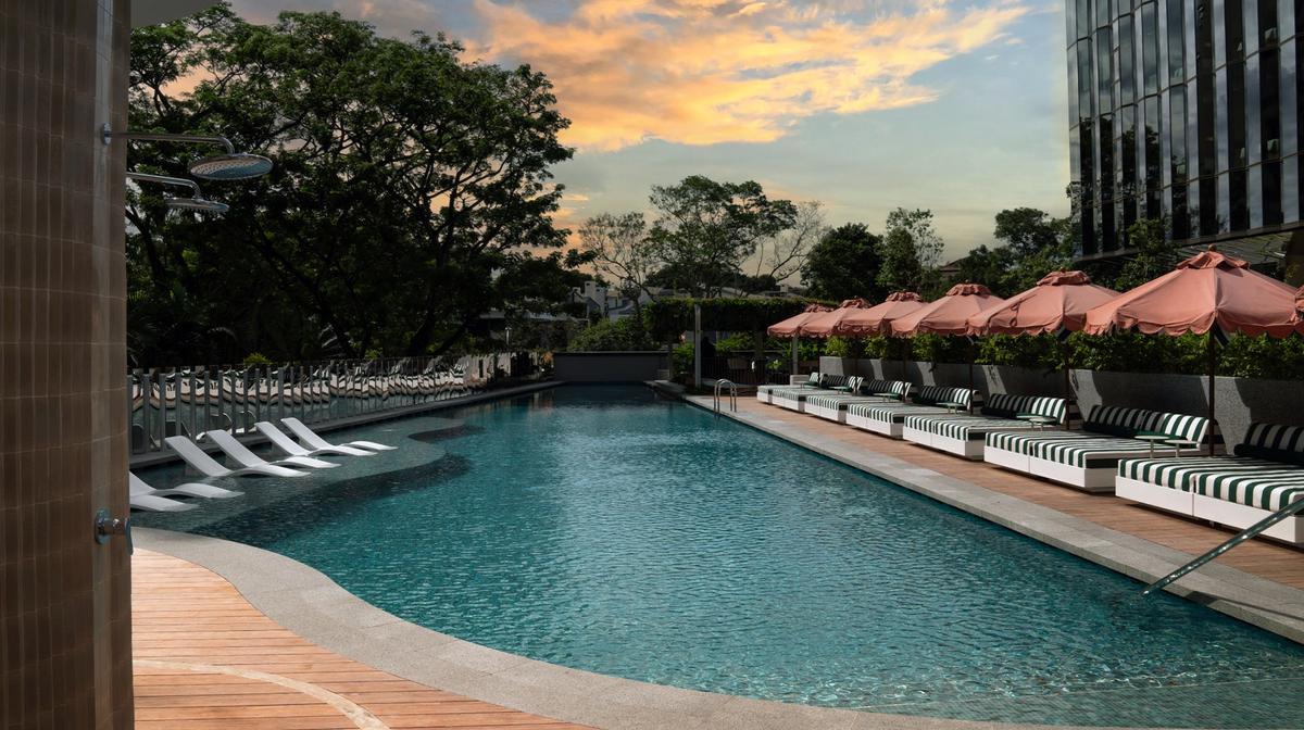 Singapore City Glamour Steps from Orchard Road with Daily Breakfast & Nightly Cocktails