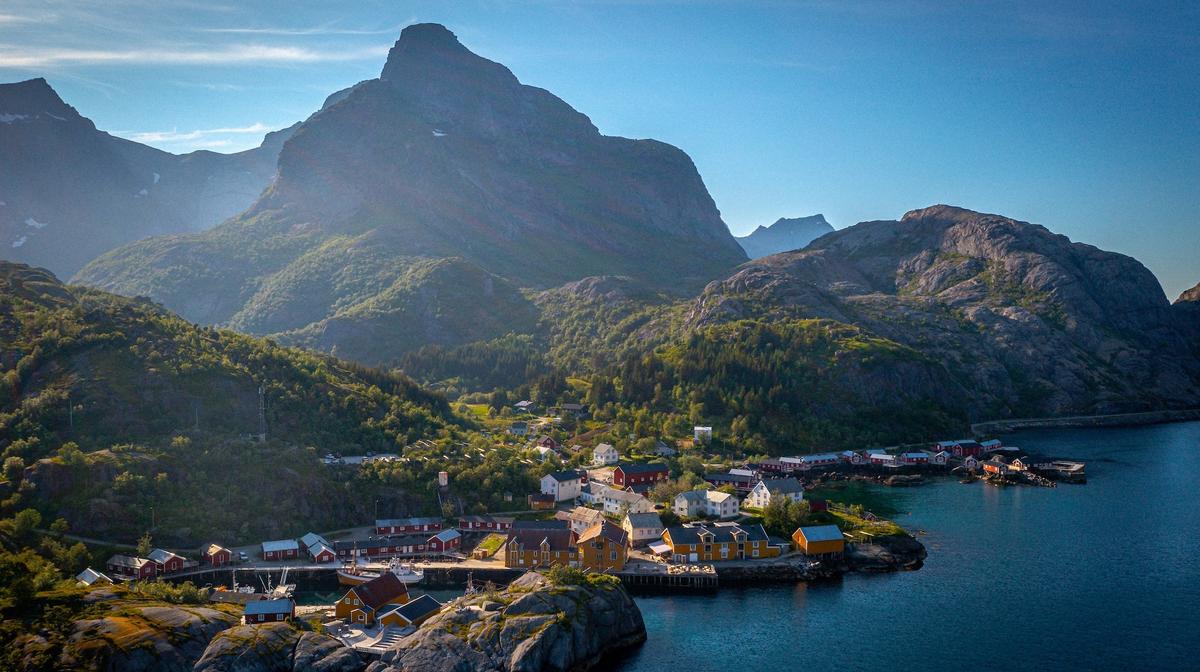 Northern Lights Hideaway: Lofoten Islands Luxury Cabins with Daily Breakfast & Airport Transfers