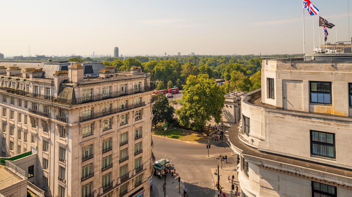 Central London Stay near Hyde Park & Oxford Street with Daily Breakfast