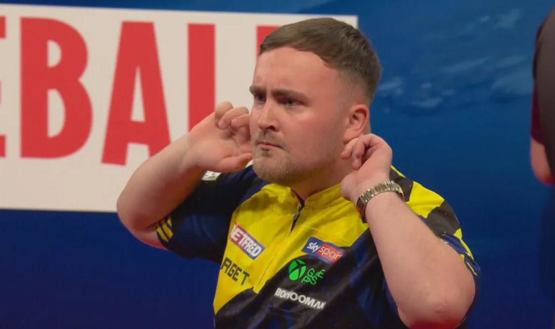 Sensatie op World Matchplay: indrukwekkende Luke Littler gooit 9-darter in eerste leg (en is meteen daarna wéér dichtbij)