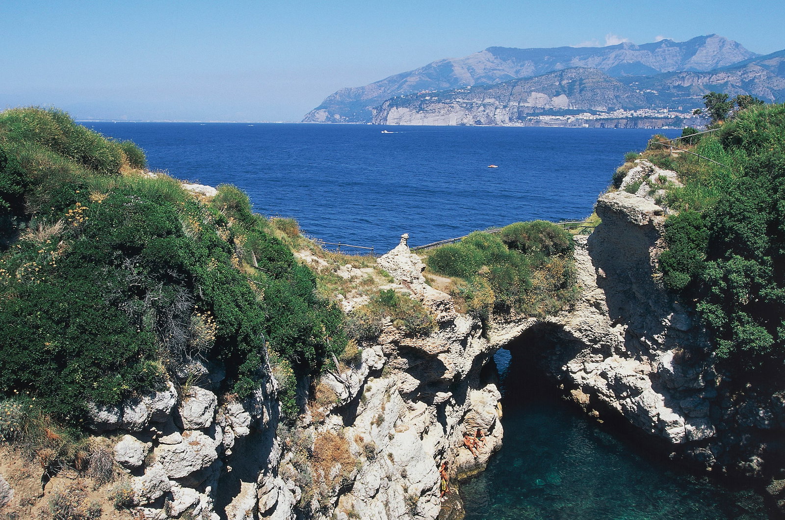 Belgische vrouw (26) verliest evenwicht en valt van klif in Italiaanse Sorrento
