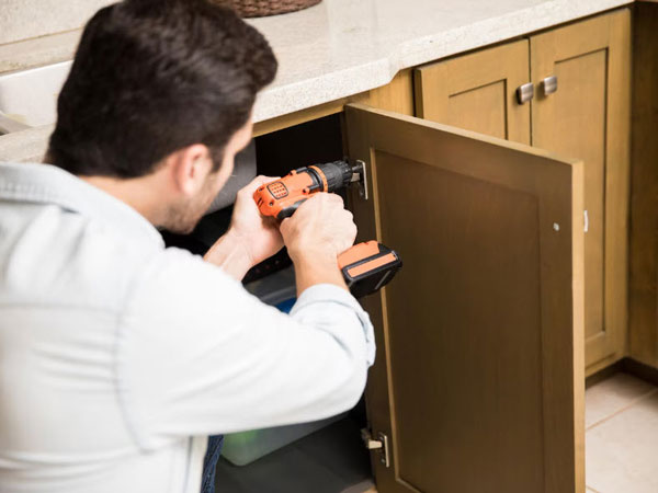 Installing cabinet hinges