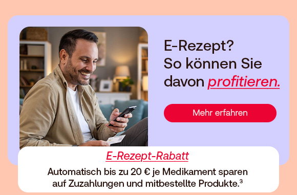 Mann sitzt auf dem Sofa und hält Smartphone sowie Karte in der Hand. Daneben Text: „E-Rezept? So können Sie davon profitieren.“ Rote Schaltfläche mit der Aufschrift „Mehr erfahren“. Unten Hinweis: „E-Rezept-Rabatt: Automatisch bis zu 20 € je Medikament sparen“.