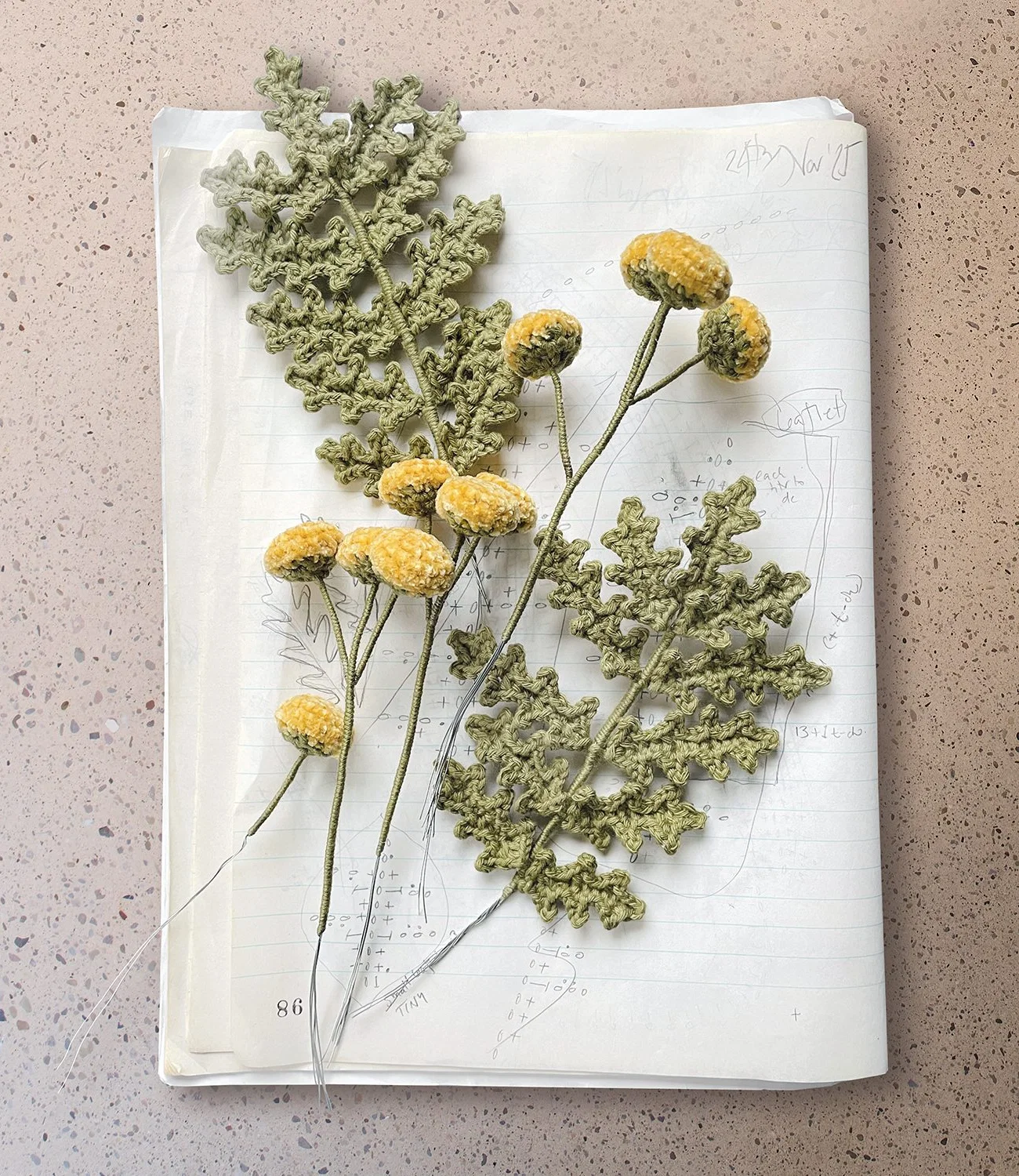 Gehäkelte gelbe Blumen aus dem Anleitungsheft Ricorumi In the Meadow
