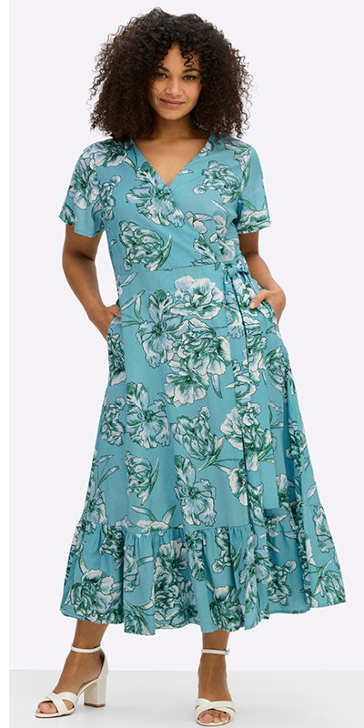 Ein Model trägt ein aquamarin-smaragd-gemusterts Maxikleid mit Blumenprint von sheego by Joe Browns