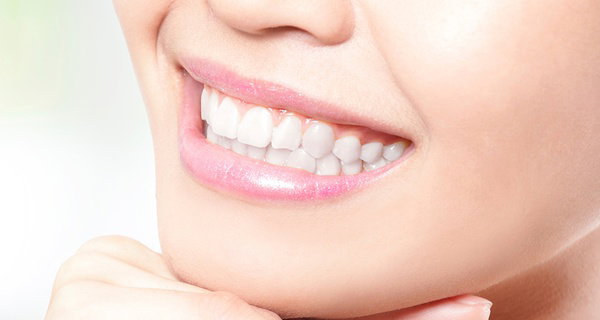 Sonrisas relucientes con empastes y limpieza bucal profesional