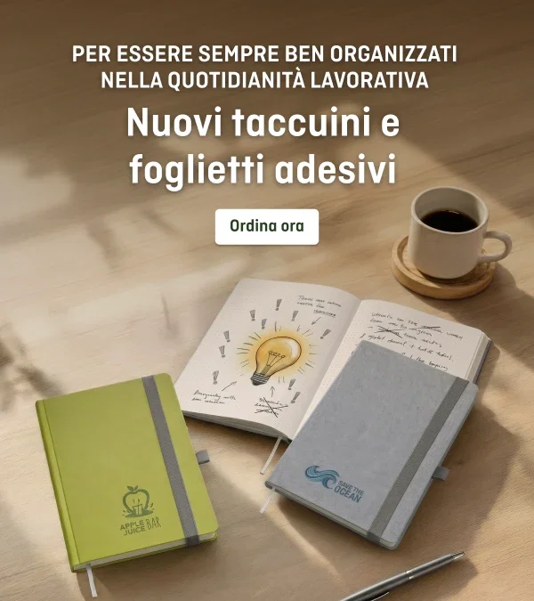 Due taccuini chiusi con copertina rigida e un taccuino aperto con schizzi e appunti accanto a una tazza di caffè e una penna su una superficie in legno