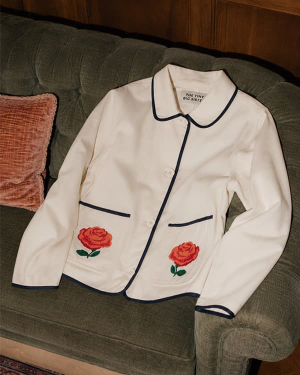 CHAQUETA CORTA DE DENIM CON BORDADO DE ROSAS