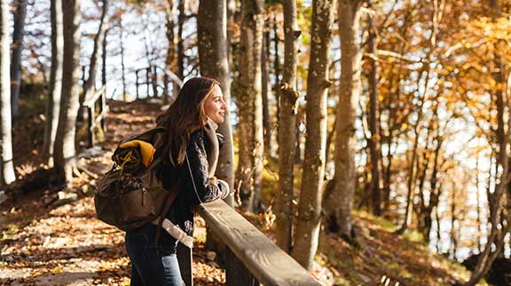 Wanderin im herbstlichen Wald.