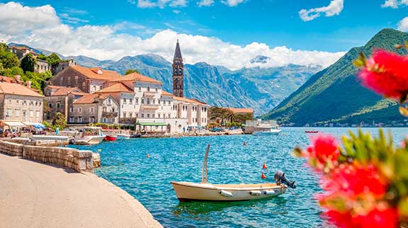 Schiff in der Bucht von Kotor in Montenegro.