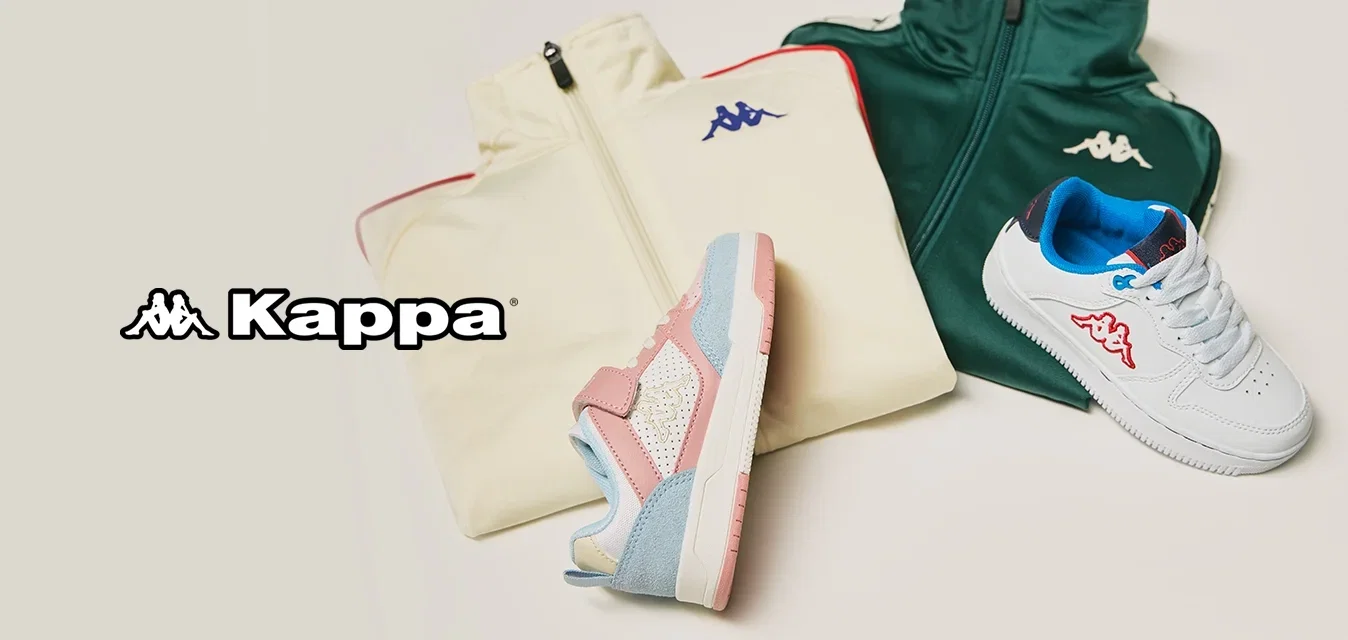 Survêtements Kappa en vert et crème, avec des bordures rouges, associés à des baskets blanches avec des accents bleus et des baskets en daim rose et bleu.