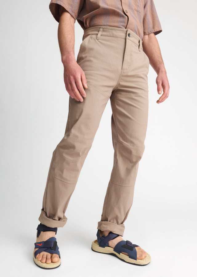 A model wearing the Men's Hardwear AP™ Pant.