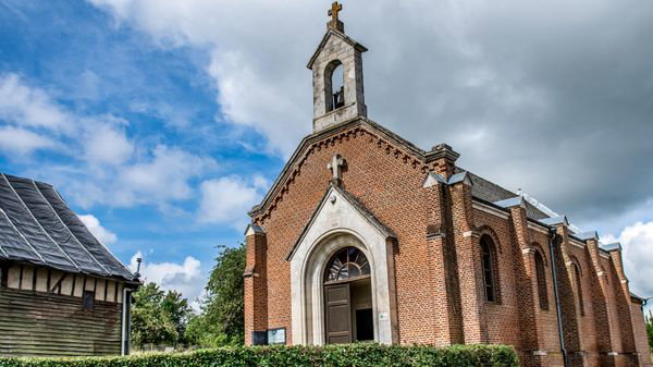 Eglise fortifiée et maisons de briques rouges: ce charmant village de Thiérache est l'un des plus beaux de France