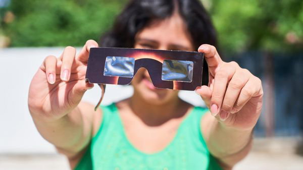 Prix, points de vente, normes à vérifier... Où trouver des lunettes pour l'éclipse solaire du 12 août 2026?