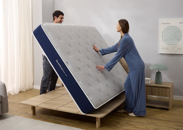 55% de DESCUENTO en el colchón con sistema Termo-Reverse HYBRID TECHNO • FIRM, el modelo premium diseñado para las 4 estaciones del año. Su innovador sistema Termo-Reverse de doble cara, con un lado confeccionado con un tejido técnico de máxima transpirabilidad especial para el verano que disipa el calor corporal, y otra cara adaptada para ofrecer confort térmico durante el invierno. El colchón Hybrid Techno • Firm de Marmota combina muelles ensacados y viscoelástica para un soporte firme y ergonómico. Aprovecha el 55% de DESCUENTO estas Rebajas de Verano.