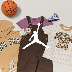 Conjunto de baloncesto para niños con sudadera con capucha Jordan color beige, camiseta morada, pantalones cortos marrones, camiseta a rayas Jordan 23, mini balón de baloncesto y zapatillas pequeñas.
