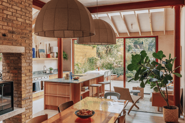 Achter deze victoriaanse gevel in Londen vind je alleen maar happy vibes. De blijmakers? Veel daglicht, een weelderige tuin en vrolijke accenten in kobaltblauw, turqoise en kersenrood.