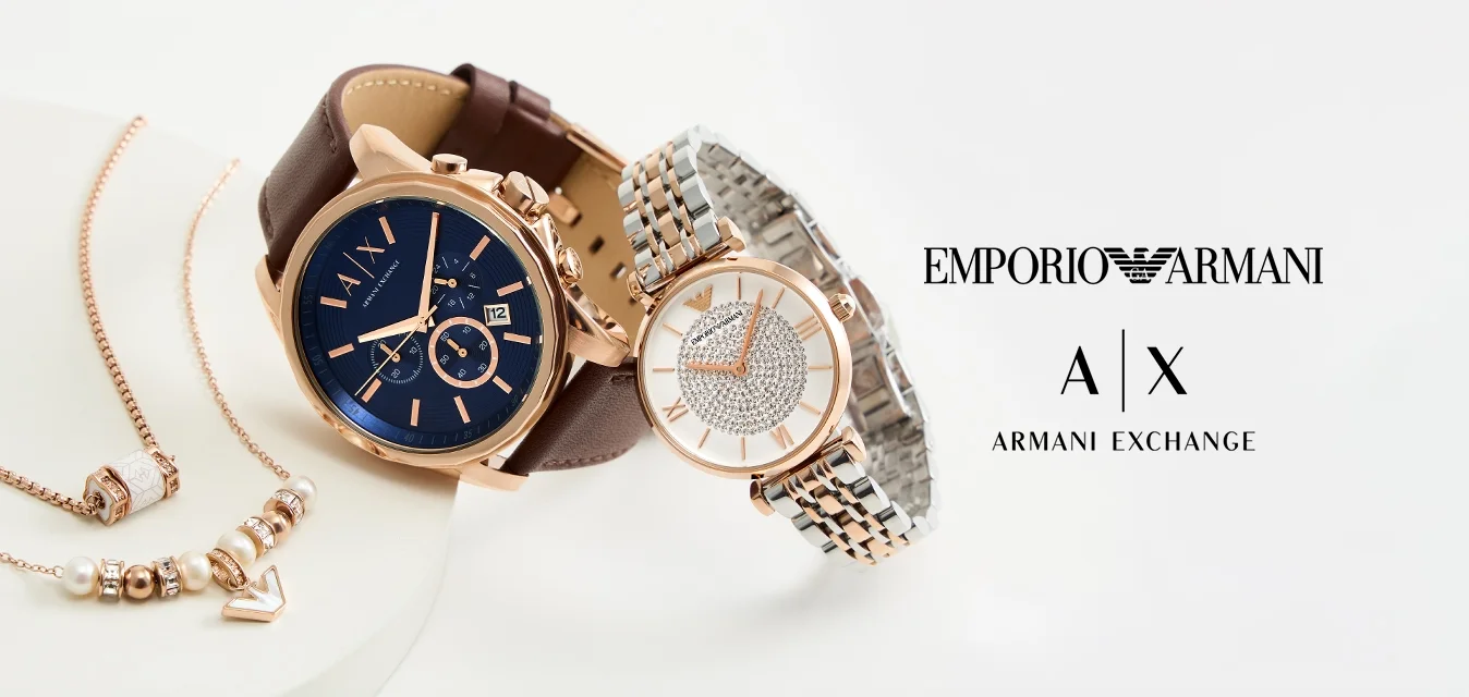 Bruine leren horloge met een blauwe wijzerplaat en roségouden accenten; zilveren mesh horloge met een met kristallen versierde wijzerplaat; delicate roségouden kettingen.