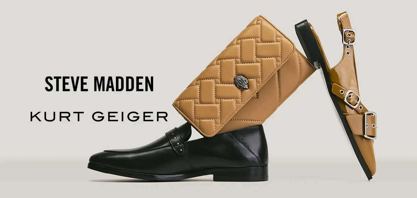 Zwarte leren nette schoen gecombineerd met een beige doorgestikte handtas en beige sandaal met bandjes, rechtopstaand op een vlakke ondergrond.