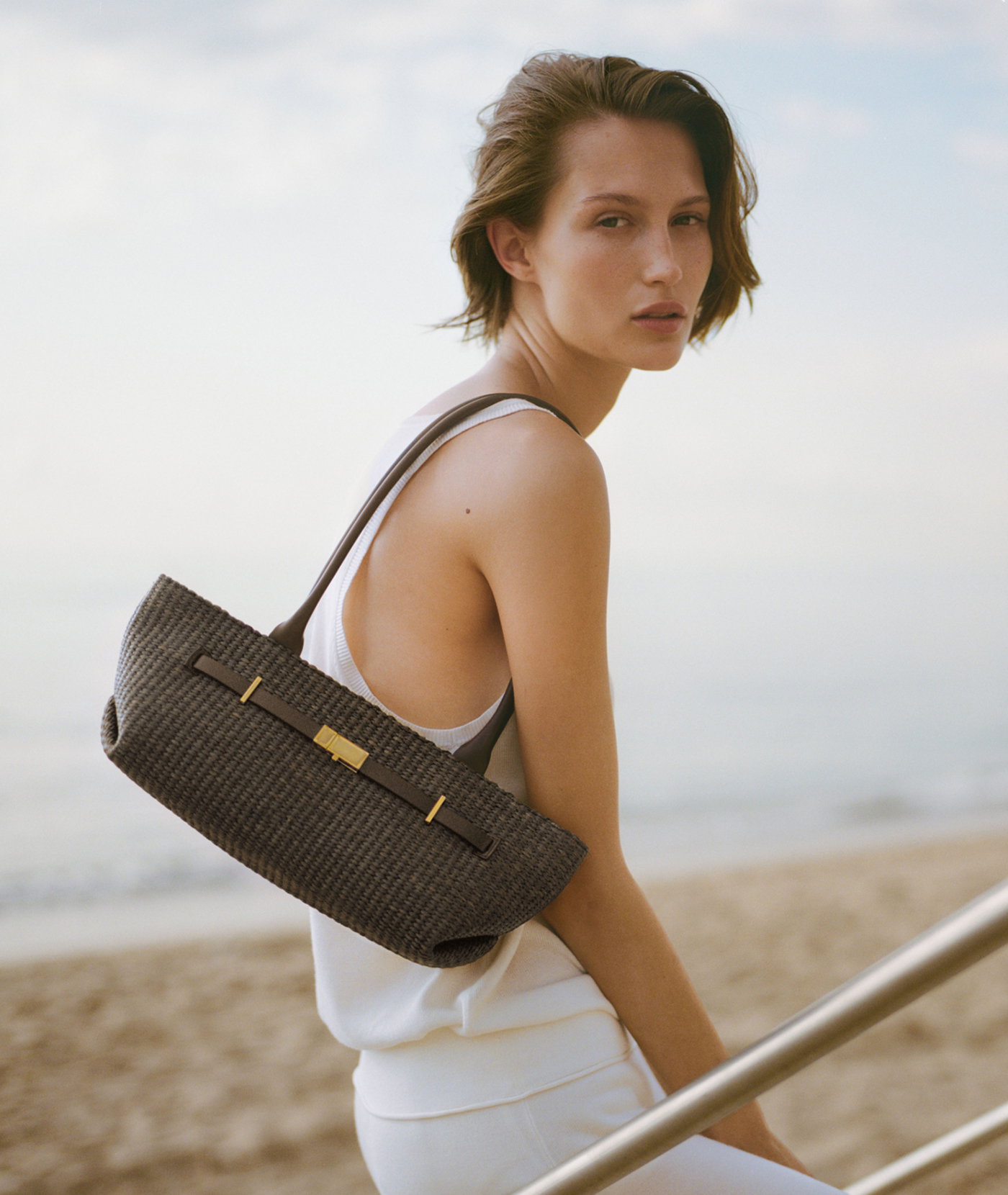the new york shoulder in espresso raffia