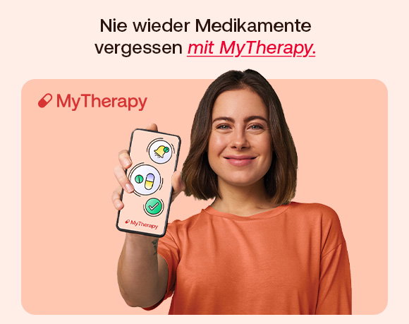 Frau mit braunen Haaren und orangefarbenem Shirt hält ein Smartphone mit geöffneter MyTherapy-App. Auf dem Bildschirm sind Symbole für Medikamenteneinnahme mit Häkchen zu sehen. Darüber steht der Text: „Nie wieder Medikamente vergessen mit MyTherapy.“ Links das Logo „MyTherapy“.